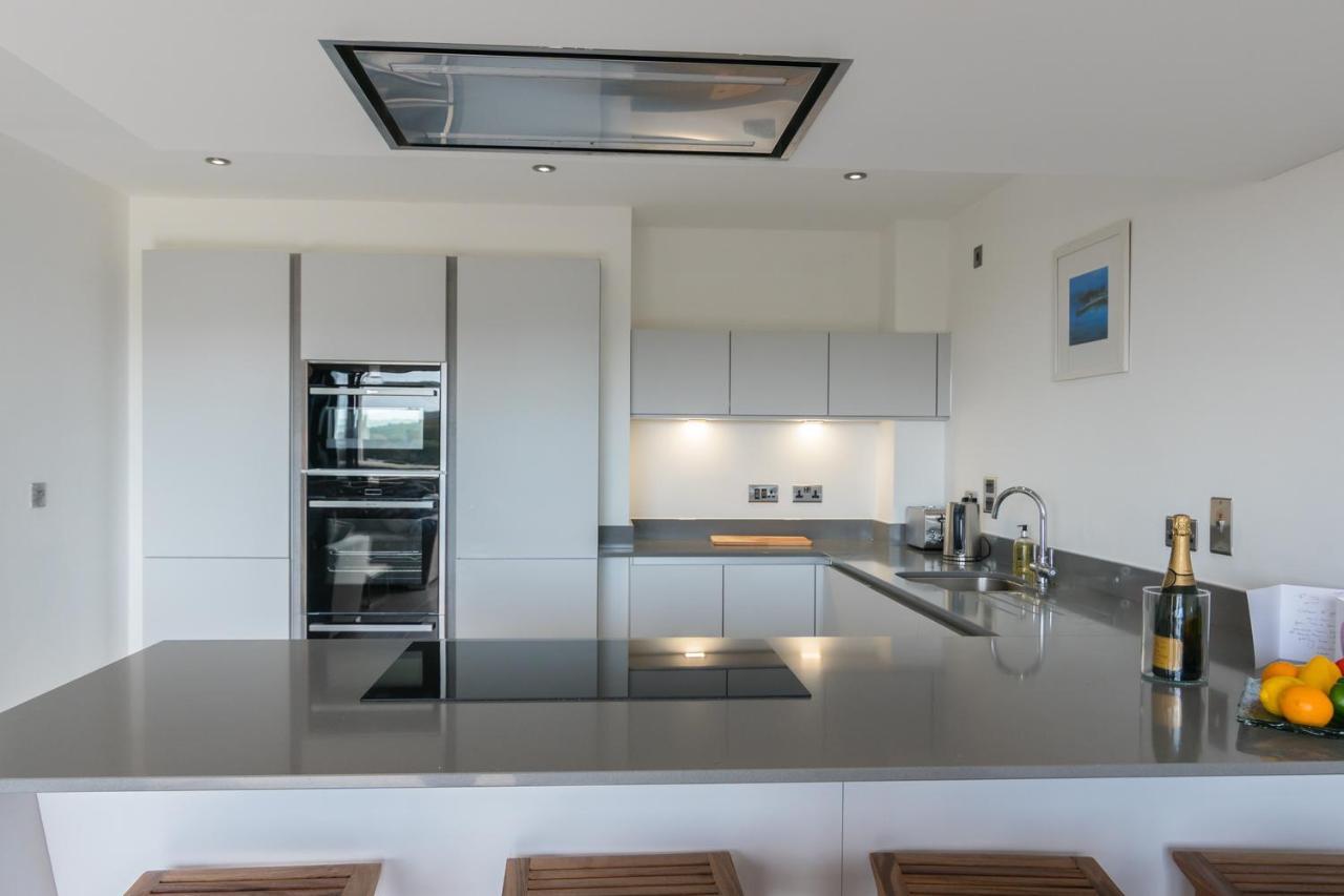 Apartment 3 Waterstone House - Sea Front Apartment, Hot Tub Tenby Exterior foto