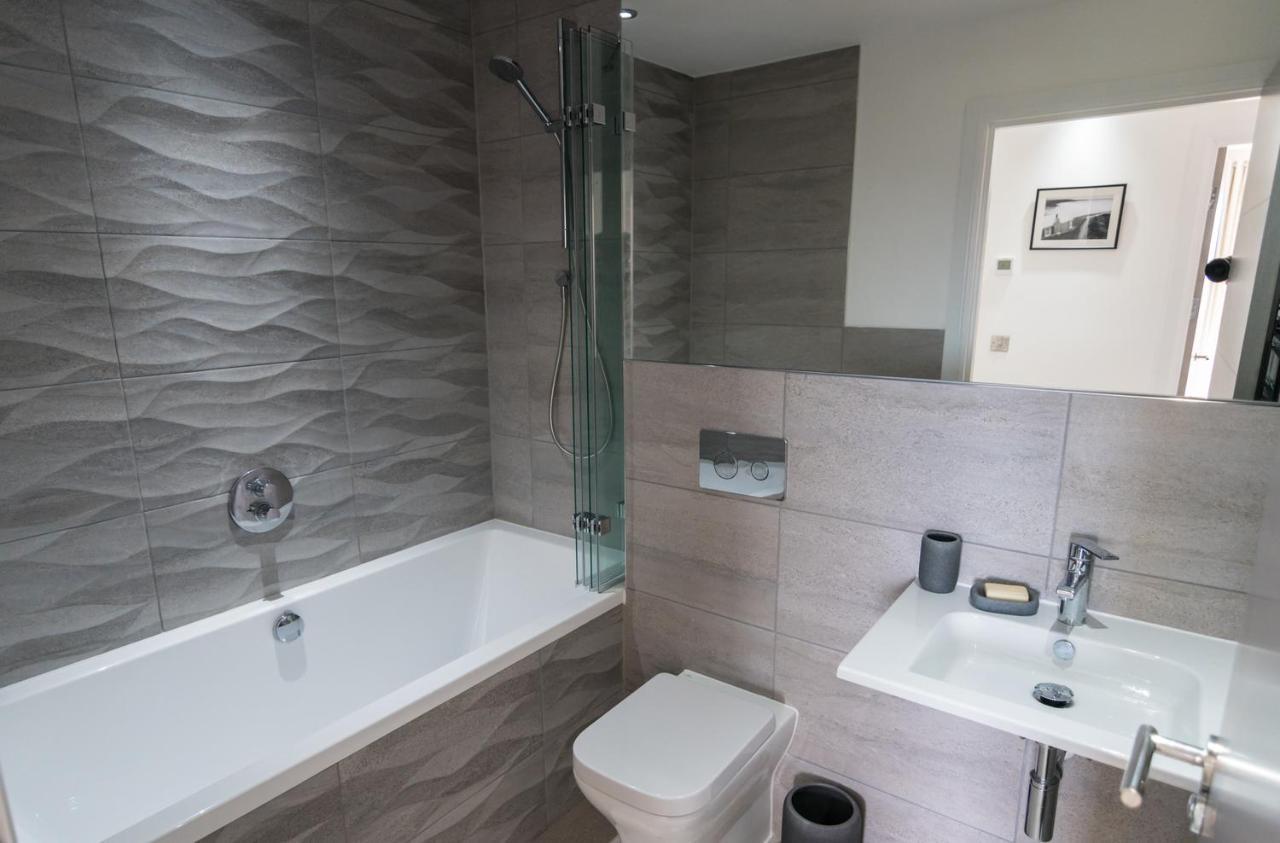 Apartment 3 Waterstone House - Sea Front Apartment, Hot Tub Tenby Exterior foto